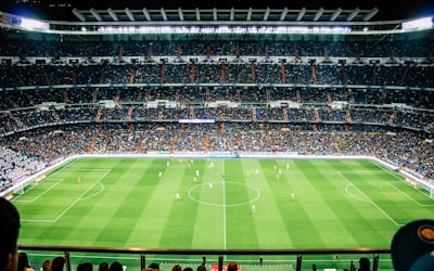 世界杯助攻王在边路精准传中的比赛画面