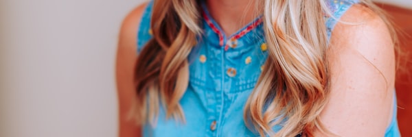 世界杯赛场上年轻球员带球突破的精彩瞬间