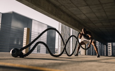 世界杯金靴奖得主在比赛中庆祝进球的瞬间