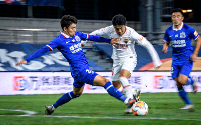 世界杯比赛中球员成功抢断并发动反击的镜头