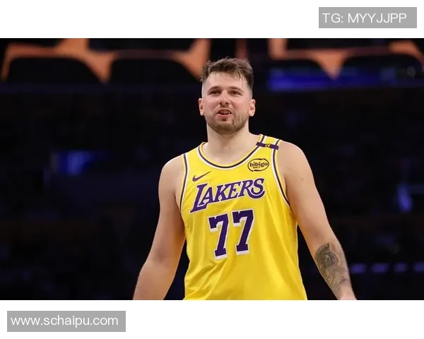 湖人客场挑战卫冕冠军：东契奇与里夫斯引领湖人进攻体系，湖人队客场逆袭策略解析